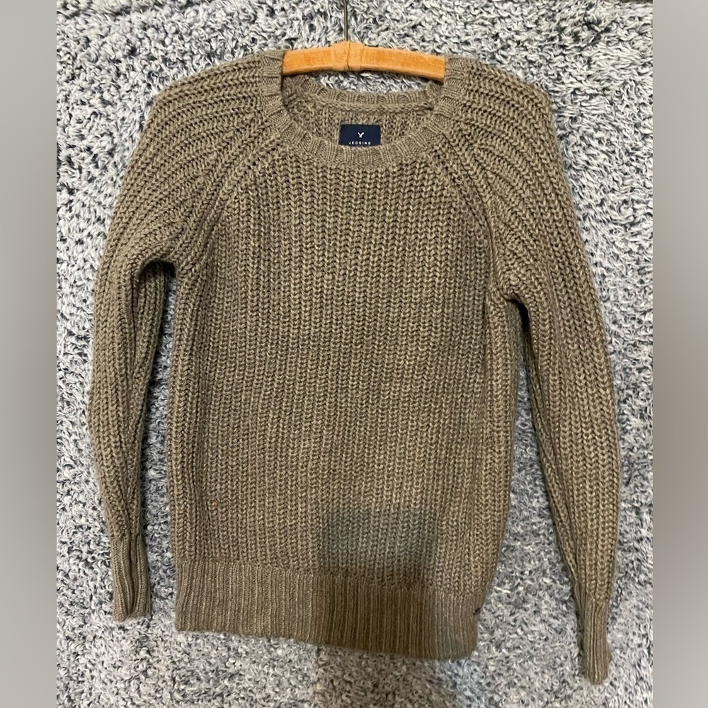 Women’s American Eagle Jigging Olive Green SweaterSize XS